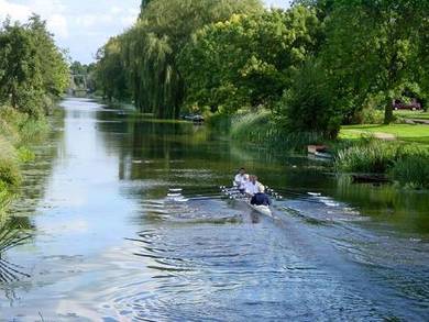 rv-naarden-4-roeiers-in-het-water-medium rv-naarden-4-roeiers-in-het-water-medium